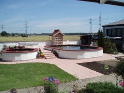 Der Teich im Sommer 2007. Die kleine Hütte ist noch ungestrichen, Arbeiten am kleinen Teich (rechts) sind noch im Gange.